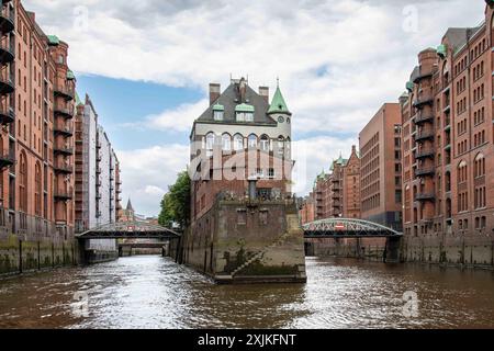 Bâtiments riverains et entrepôts autour des canaux du quartier HafenCity à Hambourg, Allemagne Banque D'Images