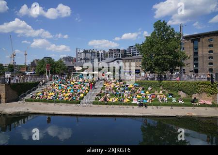 Les gens apprécient le temps chaud à Granary Square, Londres. Le sud-est de l'Angleterre devrait connaître la journée la plus chaude de l'année au Royaume-Uni jusqu'à présent vendredi, bien que le Royaume-Uni dans son ensemble devra faire face à une situation mitigée vendredi et jusque dans le week-end. Date de la photo : vendredi 19 juillet 2024. Banque D'Images