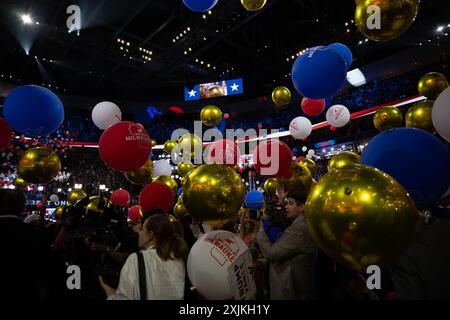 Milwaukee (États-Unis d'Amérique). 18 juillet 2025. Les ballons tombent après que l’ancien président américain Donald J Trump a pris la parole à la Convention nationale républicaine à Milwaukee, Wisconsin, lors du Forum Fiserv le jeudi 18 juillet 2024. Lundi soir était la première apparition de Trump depuis un rassemblement en Pennsylvanie, où il a été blessé par une balle présumée qui lui rasait l'oreille. Trump a raconté l’histoire dans son discours, et a également parlé de Biden, de l’immigration et d’autres sujets. Crédit : Annabelle Gordon/CNP/Sipa USA crédit : Sipa USA/Alamy Live News Banque D'Images