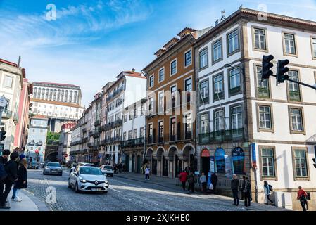 Porto, Portugal - 26 novembre 2023 : Rue avec circulation et gens autour dans la vieille ville de Porto ou Porto, Portugal Banque D'Images