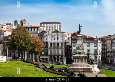 Porto, Portugal - 26 novembre 2023 : vue du monument à l'Infante Dom Henrique Navegador ou Prince Henri le navigateur avec des gens autour de Porto Banque D'Images