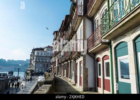 Porto, Portugal - 26 novembre 2023 : vue de la région de Ribeira le long du fleuve Douro à Porto ou Porto, Portugal Banque D'Images