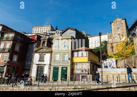 Porto, Portugal - 26 novembre 2023 : façade de vieux bâtiments classiques décorés de tuiles et d'églises avec des gens autour de la vieille ville de Porto Or Banque D'Images