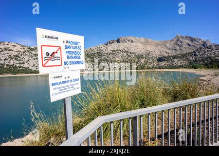 Panneau interdisant la baignade, réservoir Cuber en face du Puig Major de son Torrella, Fornalutx - Escorca, zone naturelle de la Serra de Tramuntana., Major Banque D'Images