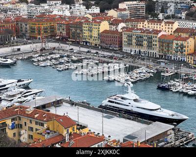 Une vue aérienne du port de Nice avec des yachts et des bâtiments colorés par une journée ensoleillée à Nice, France Banque D'Images