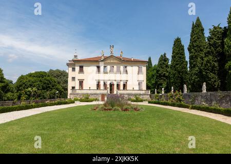 Vicence, Italie - 6 juillet 2024 : Villa Valmarana ai Nani tire son nom des statues des 17 nains en pierre. Dessins muraux intérieurs de Tiepolo. Banque D'Images