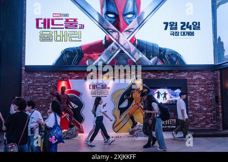 Séoul, Corée du Sud. 19 juillet 2024. Les gens passent devant un panneau d'affichage du film de Marvel Studios 'Deadpool & Wolverine' à Séoul qui sortira le 24 juillet en Corée du Sud. 'Deadpool & Wolverine' sort en Corée du Sud (photo Simon Shin/SOPA images/Sipa USA) crédit : Sipa USA/Alamy Live News Banque D'Images