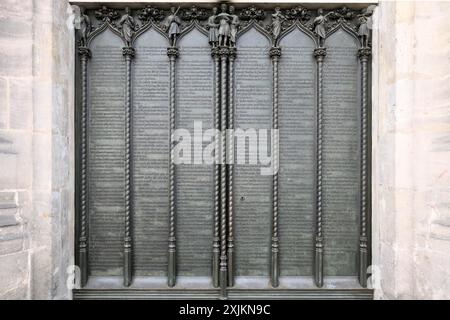 Toute l'église Sainte ou l'église du château, thèses porte où Martin Luther a posté en latin ses 95 thèses, Luther ville Wittenberg, Saxe Anhalt, Allemagne Banque D'Images