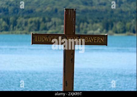 Croix commémorative à la mémoire du roi Louis II de Bavière sur le site de sa mort sous sa chapelle votive, sur les rives du lac Starnberg près de Berg, dans le Haut-Haut Banque D'Images