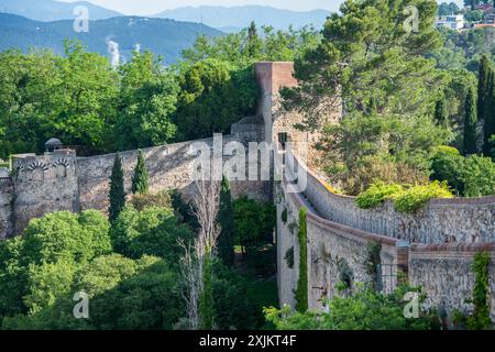 Passeig de la Muralla, ancienne fortification romaine dans la ville de Gérone, Catalogne, Espagne. Une vue sur les remparts romains des âges médiévaux. Murs de la ville Wal Banque D'Images