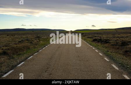 Route de campagne solitaire dans la municipalité de Guadalajara, Castilla- la Mancha, Espagne Banque D'Images