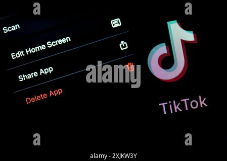Le logo TikTok est affiché sur un ipad dans cette photo d'illustration prise le 1er août 2020 à Assam, Inde. Trump pour interdire TikTok par le biais de l'exécutif Banque D'Images