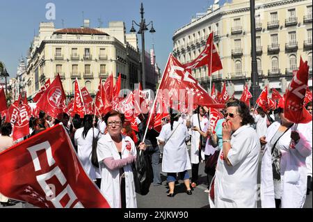 Madrid, Espagne, Europe, plusieurs personnes portant des manteaux blancs et portant des drapeaux rouges lors d'une manifestation dans la ville Banque D'Images