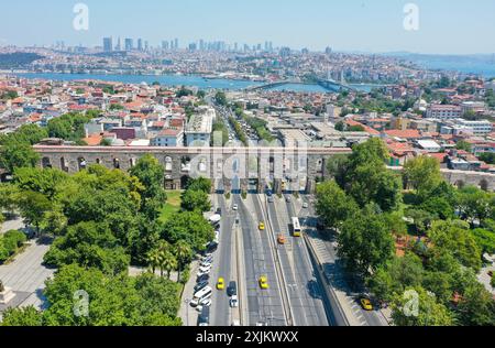 (240719) -- ISTANBUL, 19 juillet 2024 (Xinhua) -- une photo de drone aérien prise le 18 juillet 2024 montre une scène de l'aqueduc de Valens à Istanbul, T¨¹rkiye. L'aqueduc de Valens est un important aqueduc romain antique à Istanbul. Dans le cadre d'un plus grand système d'approvisionnement en eau, il a été achevé à la fin du IVe siècle après JC sous le règne de l'empereur romain Valens, d'après qui il porte le nom. La structure est remarquable pour son ingénierie impressionnante et sa conception architecturale. L'aqueduc a été construit en utilisant une combinaison de pierre et de brique, et il comporte une série d'arches qui soutiennent le canal d'eau Banque D'Images