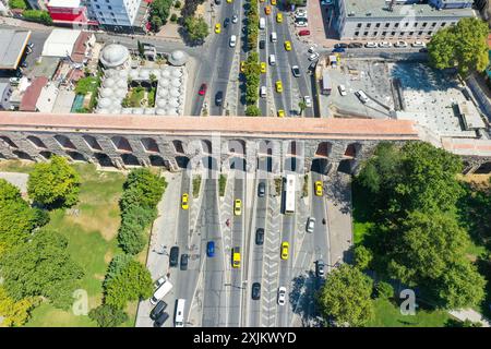 (240719) -- ISTANBUL, 19 juillet 2024 (Xinhua) -- une photo de drone aérien prise le 18 juillet 2024 montre des véhicules passant à travers l'aqueduc de Valens à Istanbul, T¨¹rkiye. L'aqueduc de Valens est un important aqueduc romain antique à Istanbul. Dans le cadre d'un plus grand système d'approvisionnement en eau, il a été achevé à la fin du IVe siècle après JC sous le règne de l'empereur romain Valens, d'après qui il porte le nom. La structure est remarquable pour son ingénierie impressionnante et sa conception architecturale. L'aqueduc a été construit en utilisant une combinaison de pierre et de brique, et il dispose d'une série d'arches qui soutiennent th Banque D'Images