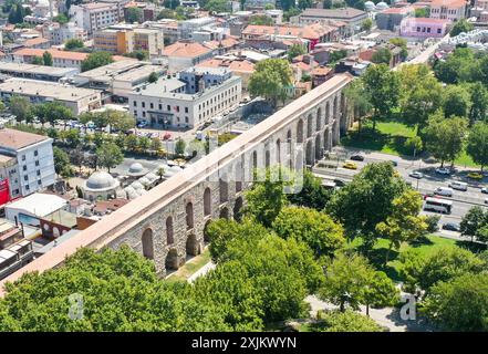 (240719) -- ISTANBUL, 19 juillet 2024 (Xinhua) -- une photo de drone aérien prise le 18 juillet 2024 montre une scène de l'aqueduc de Valens à Istanbul, T¨¹rkiye. L'aqueduc de Valens est un important aqueduc romain antique à Istanbul. Dans le cadre d'un plus grand système d'approvisionnement en eau, il a été achevé à la fin du IVe siècle après JC sous le règne de l'empereur romain Valens, d'après qui il porte le nom. La structure est remarquable pour son ingénierie impressionnante et sa conception architecturale. L'aqueduc a été construit en utilisant une combinaison de pierre et de brique, et il comporte une série d'arches qui soutiennent le canal d'eau Banque D'Images