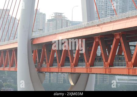 « Skyline Majesty : les sommets imposants et les lumières scintillantes de Chongqing » Banque D'Images