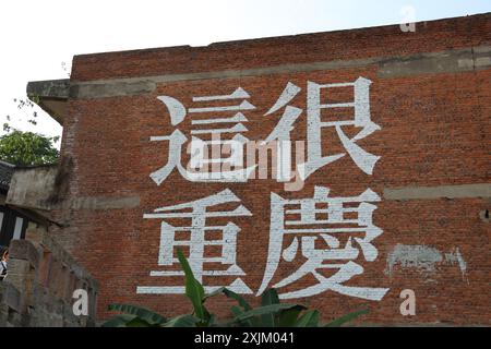 « Skyline Majesty : les sommets imposants et les lumières scintillantes de Chongqing » Banque D'Images