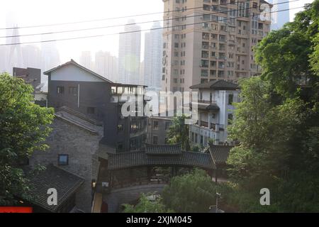 « Skyline Majesty : les sommets imposants et les lumières scintillantes de Chongqing » Banque D'Images