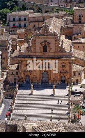 L'église de San Pietro, Duomo di San Pietro Apostolo, dans la ville sicilienne de Modica. Le vieux centre-ville de Modico est classé au patrimoine mondial de l'UNESCO Banque D'Images