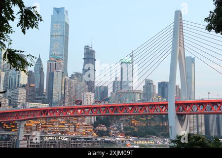 « Skyline Majesty : les sommets imposants et les lumières scintillantes de Chongqing » Banque D'Images