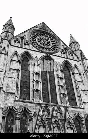 Photo en noir et blanc d'une façade de cathédrale gothique avec des arcs pointus, une grande rosace et deux tours. Banque D'Images