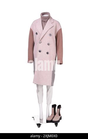 Mannequin femme avec des chaussures habillé d'un manteau élégant, pull et pantalon isolé sur blanc Banque D'Images