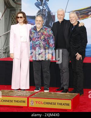 Sigourney Weaver, Jon Landau, James Cameron et Stephen Lang lors de la cérémonie d'empreinte des mains et des pieds de James Cameron et Jon Landau tenue au TCL Banque D'Images