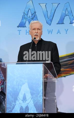 James Cameron lors de la cérémonie d'empreinte des mains et des pieds de James Cameron et Jon Landau qui s'est tenue au TCL Chinese Theater à Hollywood, aux États-Unis, le 12 janvier 2023 Banque D'Images