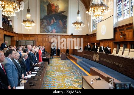 LA HAYE - les jurés entrent dans la salle d'audience pendant une décision non contraignante sur les conséquences juridiques de l'occupation israélienne de la Cisjordanie et de Jérusalem-est. La CIJ le fait à la demande de l'Assemblée générale des Nations Unies. ANP LINA SELG pays-bas Out - belgique Out Banque D'Images