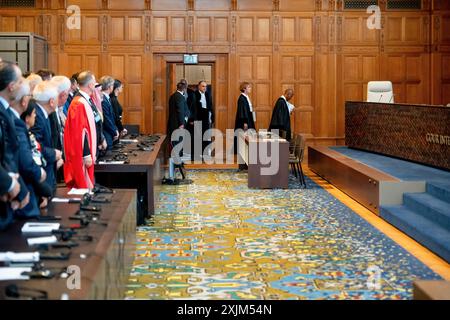 LA HAYE - les jurés entrent dans la salle d'audience pendant une décision non contraignante sur les conséquences juridiques de l'occupation israélienne de la Cisjordanie et de Jérusalem-est. La CIJ le fait à la demande de l'Assemblée générale des Nations Unies. ANP LINA SELG pays-bas Out - belgique Out Banque D'Images