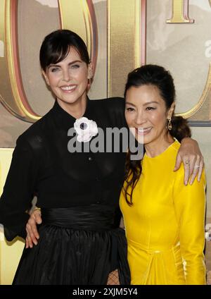 Charlize Theron et Michelle Yeoh lors de la première de « The School for Good and Evil » de Netflix à Los Angeles au Regency Village Theatre Banque D'Images
