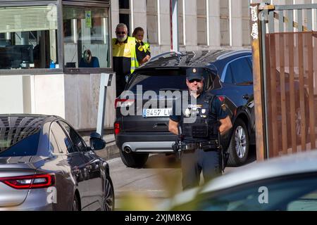 Madrid, Espagne. 19 juillet 2024. Le véhicule dans lequel se déplace Begoña Gomez entre dans le parking des tribunaux de Madrid, où Begoña Gomez fera sa déclaration sur la Plaza de Castilla à Madrid. Begoña Gomez, épouse du président du gouvernement espagnol, témoigne devant les tribunaux de Madrid en tant qu’enquêteur pour des crimes présumés de trafic d’influence et de corruption dans les affaires. Crédit : SOPA images Limited/Alamy Live News Banque D'Images