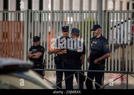 Madrid, Espagne. 19 juillet 2024. Des agents de la police nationale gardent l'entrée des tribunaux de Madrid, où Begoña Gomez fera sa déclaration sur la Plaza de Castilla. Begoña Gomez, épouse du président du gouvernement espagnol, témoigne devant les tribunaux de Madrid en tant qu’enquêteur pour des crimes présumés de trafic d’influence et de corruption dans les affaires. Crédit : SOPA images Limited/Alamy Live News Banque D'Images