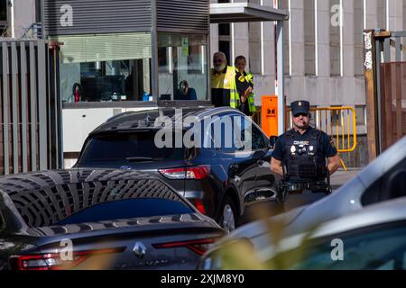 Madrid, Espagne. 19 juillet 2024. Le véhicule dans lequel se déplace Begoña Gomez entre dans le parking des tribunaux de Madrid, où Begoña Gomez fera sa déclaration sur la Plaza de Castilla à Madrid. Begoña Gomez, épouse du président du gouvernement espagnol, témoigne devant les tribunaux de Madrid en tant qu’enquêteur pour des crimes présumés de trafic d’influence et de corruption dans les affaires. Crédit : SOPA images Limited/Alamy Live News Banque D'Images