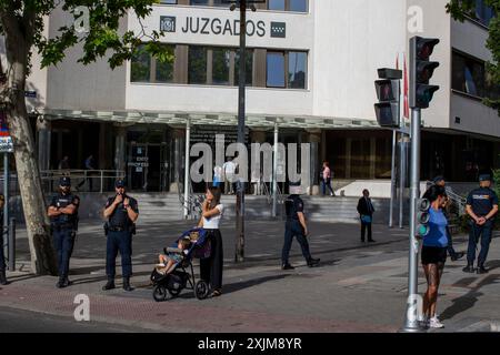 Madrid, Espagne. 19 juillet 2024. Des agents de la police nationale gardent l'entrée des tribunaux de Madrid, où Begoña Gomez fera sa déclaration sur la Plaza de Castilla. Begoña Gomez, épouse du président du gouvernement espagnol, témoigne devant les tribunaux de Madrid en tant qu’enquêteur pour des crimes présumés de trafic d’influence et de corruption dans les affaires. Crédit : SOPA images Limited/Alamy Live News Banque D'Images