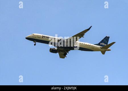 Alexandria, Virginie, États-Unis - 1er mai 2024 : avion Embraer E190 (immatriculé N283JB) exploité par JetBlue en vol contre un ciel bleu profond. Banque D'Images