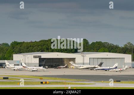 Baltimore, Maryland, États-Unis - 3 mai 2024 : jets d'affaires privés alignés devant l'aérogare signature de l'aéroport de Baltimore Thurgood Marshall Banque D'Images