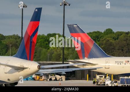 Baltimore, Maryland, États-Unis - 3 mai 2024 : ailettes de queue d'avions exploités par Delta Air Lines à l'aéroport de Baltimore Thurgood Marshall Banque D'Images