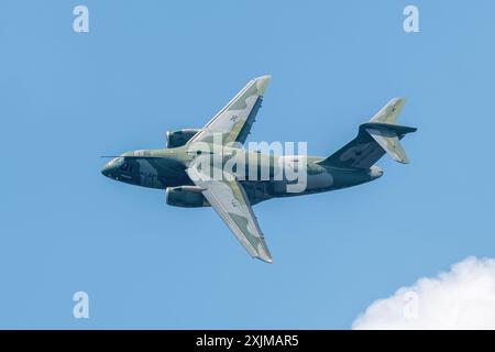 Salon aéronautique de Farnborough, juillet 2024. Un avion de transport KC390 appartenant à la força Aérea Brasileira en vol quelques jours avant le début du salon aérien. Banque D'Images