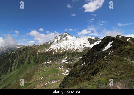 Vue du Filzenkogel à l'Ahornspitze encore partiellement enneigée en arrière-plan Banque D'Images