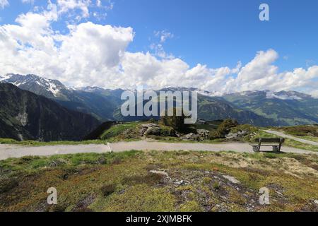 Vue depuis un sentier de montagne sur le Filzenkogel jusqu'aux Alpes du Zillertal, sentier de randonnée au premier plan, vue grand angle Banque D'Images