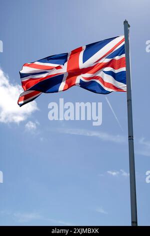 NEWHAVEN, EAST SUSSEX, Royaume-Uni, 26 JUIN 2022 : vue du drapeau de l'Union Jack à la marina de Newhaven un jour d'été Banque D'Images