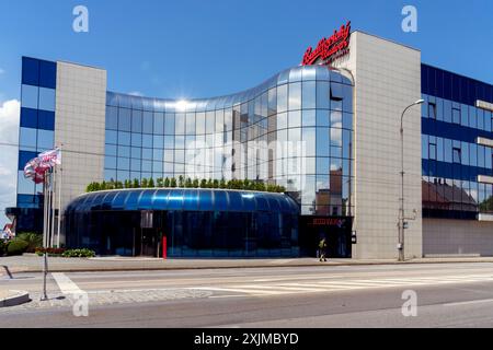 Vue sur le siège de la célèbre brasserie Budweiser Budvar et la brasserie située dans le Kněžské Dvory, à l'extérieur de České Budějovice, République tchèque. Banque D'Images