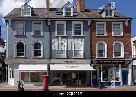 EAST GRINSTEAD, WEST SUSSEX, Royaume-Uni, 1er JUILLET : vue des magasins à East Grinstead le 1er juillet 2022 Banque D'Images