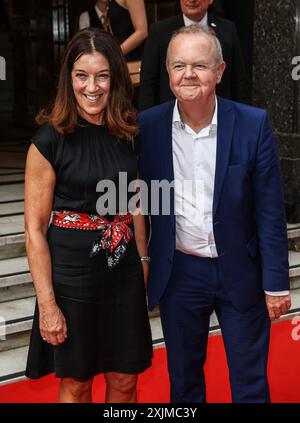 Londres, Royaume-Uni. 18 juillet 2024. Victoria Hislop et Ian Hislop vus assister à la soirée presse pour 'Bonjour Dolly!' Au London palladium. Crédit : SOPA images Limited/Alamy Live News Banque D'Images