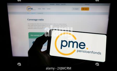 Stuttgart, Allemagne, 05-22-2022 : personne tenant un smartphone avec le logo de la caisse de retraite néerlandaise PME Pensioenfonds sur l'écran devant le site web. Concentrez-vous sur Banque D'Images