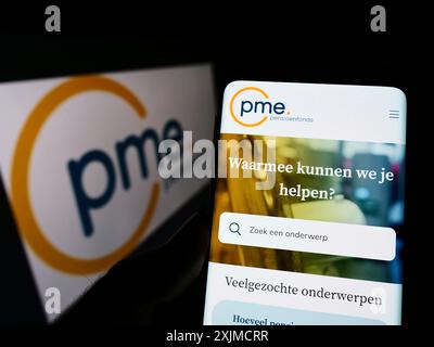 Stuttgart, Allemagne, 05-22-2022 : personne tenant un téléphone portable avec le site web de la caisse de retraite néerlandaise PME Pensioenfonds sur l'écran devant le logo. Concentrez-vous sur Banque D'Images