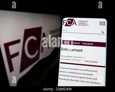 Stuttgart, Allemagne, 05 26 2022 : personne tenant un téléphone portable avec la page Web de la British Financial Conduct Authority (FCA) sur l'écran devant le logo. Mise au point Banque D'Images