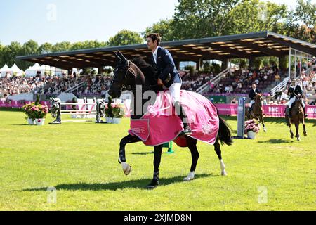 Edward Levy de France lors de la remise des prix du Groupe Prix cordon au Jumping International de Dinard le 19 juillet 2024, Dinard, France (photo par Maxime David - MXIMD Pictures) Banque D'Images